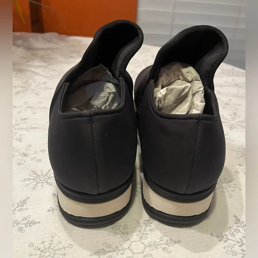 New iRi WES I Black Outline Low Top Women’s Sneaker – Size 10.5W / EU 40.5